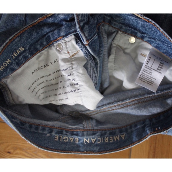 AE Destroyed Mom Jeans 2 Short 26 Preowned - Picture 6 of 8